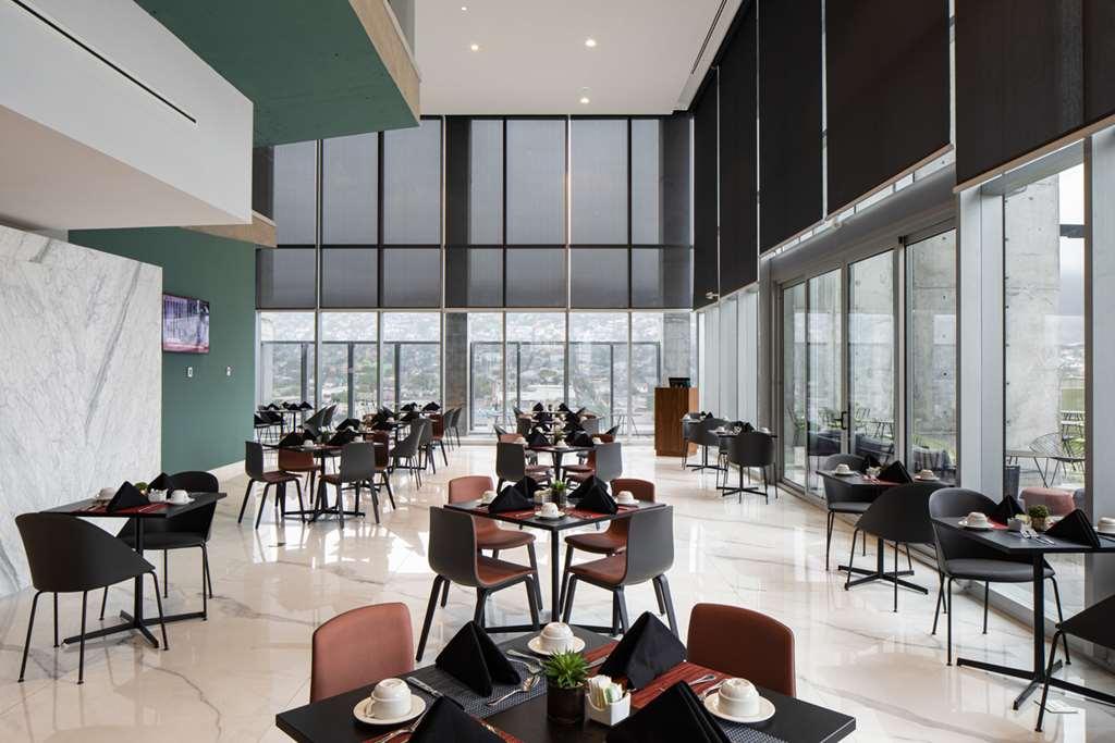 Galeria Plaza Monterrey Hotel Restaurant photo The restaurant