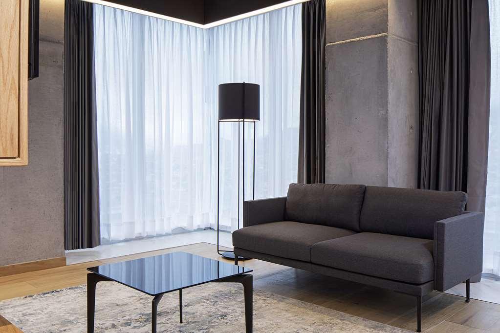 Galeria Plaza Monterrey Hotel Room photo A floor lamp
