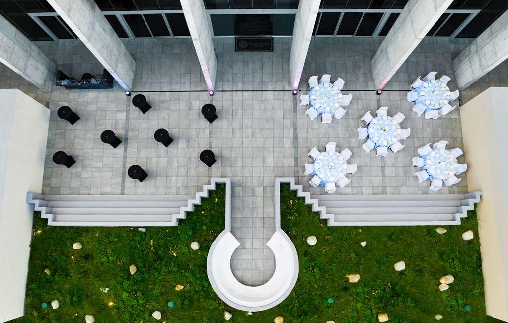 Galeria Plaza Monterrey Hotel Exterior photo The courtyard of the museum