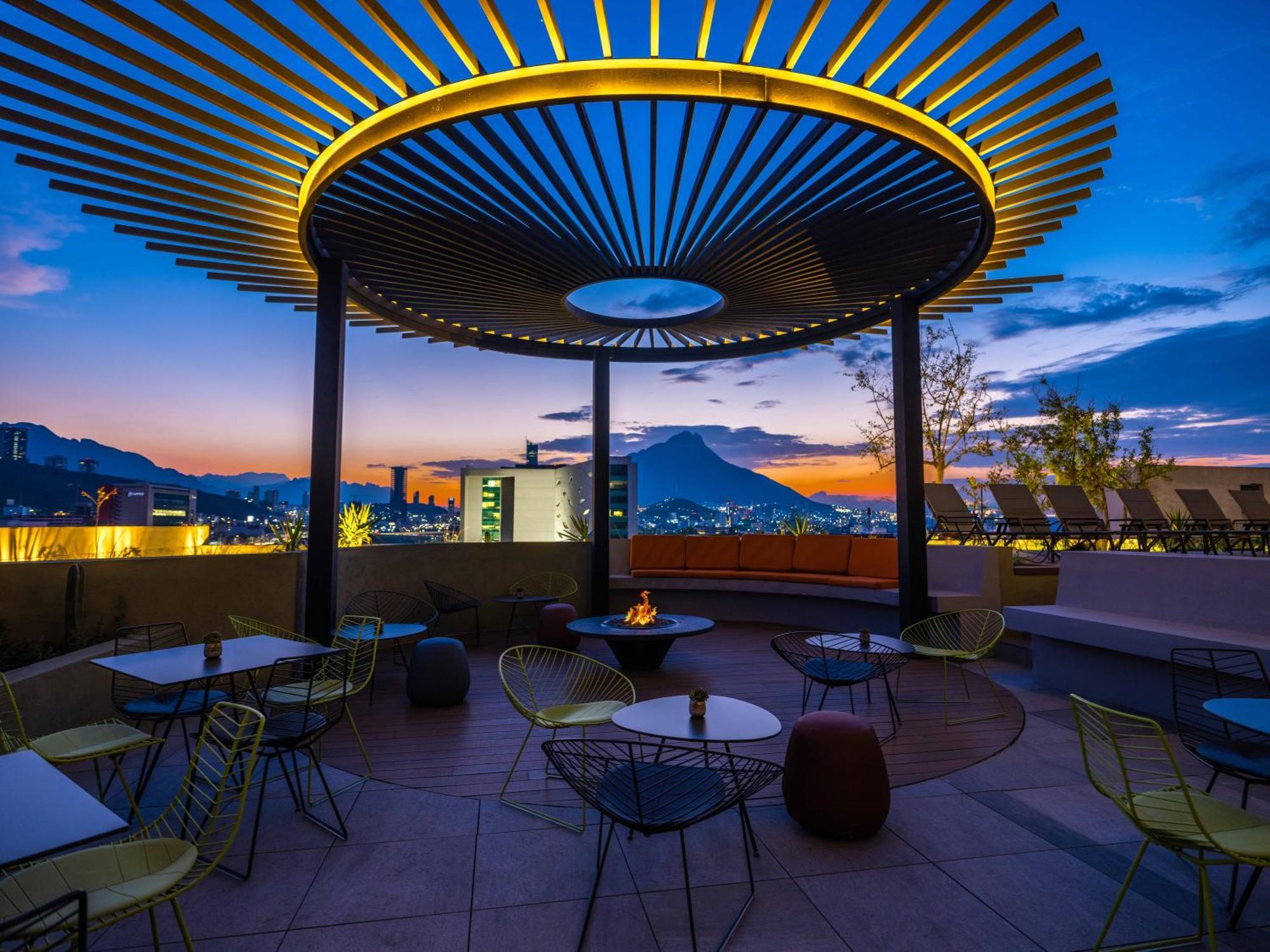 Galeria Plaza Monterrey Hotel Exterior photo Rooftop bar at the hotel