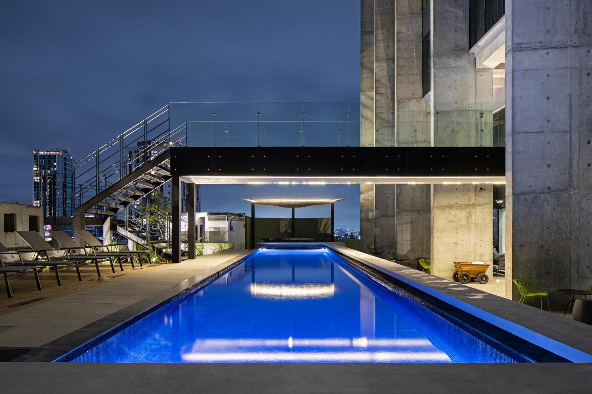 Galeria Plaza Monterrey Hotel Exterior photo The pool at the rooftop of the building