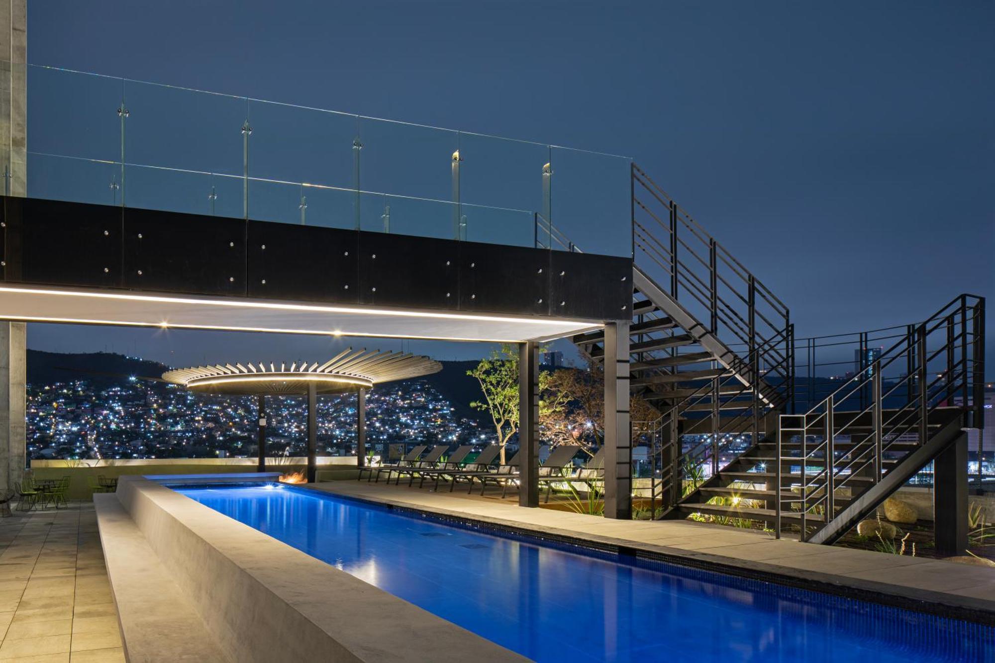Galeria Plaza Monterrey Hotel Exterior photo Rooftop pool at the hotel